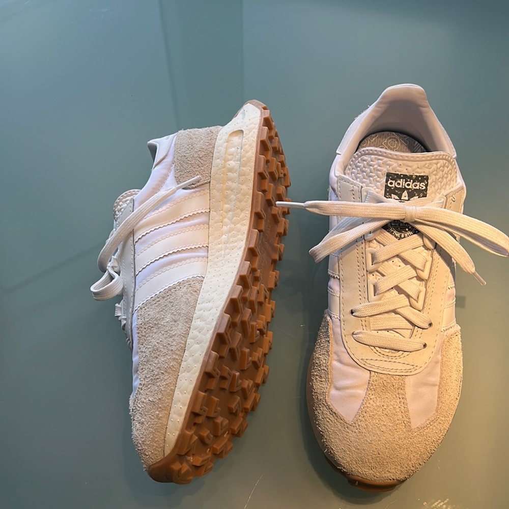 Men’s Adidas original sneaker, white size 7 1/2